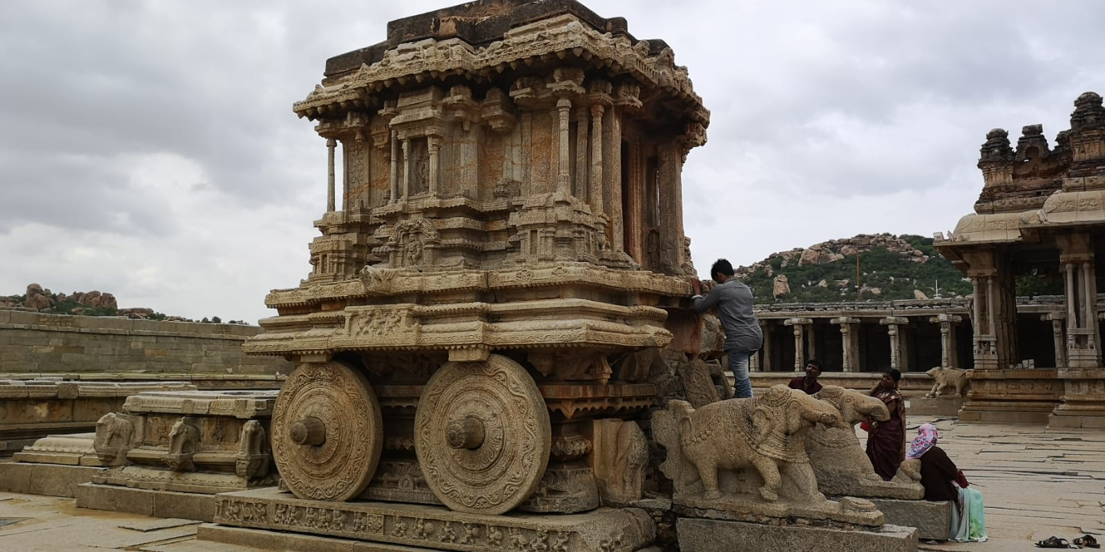 Figura 5. Zona archeologica di Hampi, Karnataka. Le ruote del carro, più grandi degli elefanti, rappresentano il dharma 